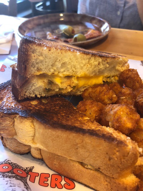 hooters-grilled-cheese